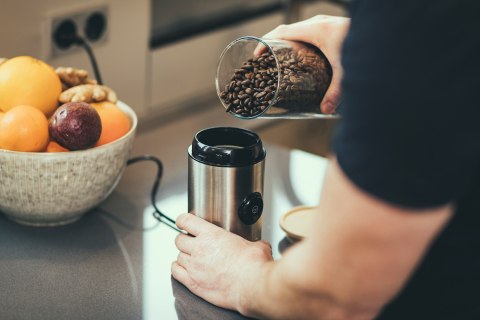 SEVERIN MŁYNEK DO KAWY I PRZYPAW INOX, POJEMNOŚĆ 50 G, ZWIJACZ KABLA, 2 NOŻE ZE STALI NIERDZEWNEJ, MOC 150W KM3879