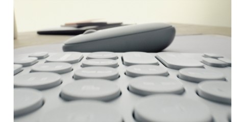 Logitech 920-012239 klawiatura Dołączona myszka Uniwersalne RF Wireless + Bluetooth QWERTY Amerykański międzynarodowy Grafitowy