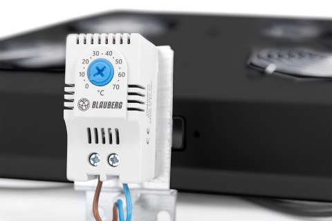 Dachowy zestaw wentylacyjny Digitus dla Uniw. Netzw. & Dyna. Basic z 4 wentylatorami, przełącznikiem, termostatem, 552 m3/h, kol