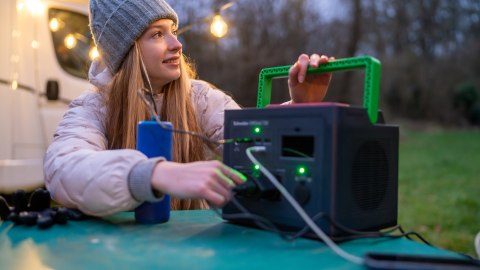 Przenośna elektrownia APC OffGrid 730, 738 Wh litowo-jonowa, LCD, 2 gniazda CEE 7/3 Schuko, Sinewave, 3 USB-A, 2 USB-C, Ładowark