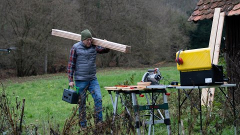 Przenośna elektrownia APC OffGrid 730, 738 Wh litowo-jonowa, LCD, 2 gniazda CEE 7/3 Schuko, Sinewave, 3 USB-A, 2 USB-C, Ładowark