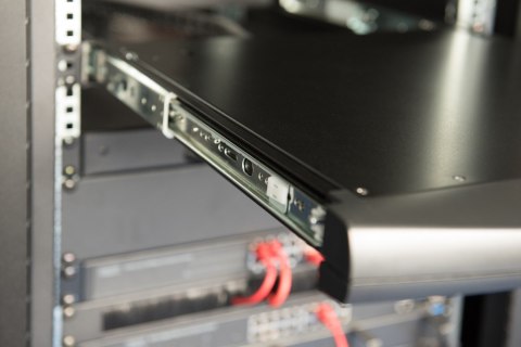 Konsola modularna KVM 19'' LCD TFT, 16 portów VGA, touchpad, klawiatura GE, czarny