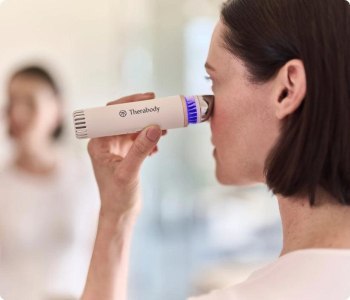 Therabody TheraFace Depuffing Wand (biały) - różdżka do pielęgnacji twarzy