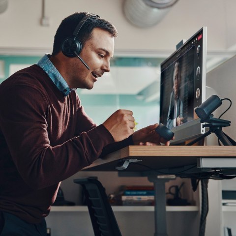 Poly Zestaw słuchawkowy Voyager Focus 2 z certyfikatem Microsoft Teams USB-C-C + przejściówka USB-C/A + podstawka ładująca 9T9J6