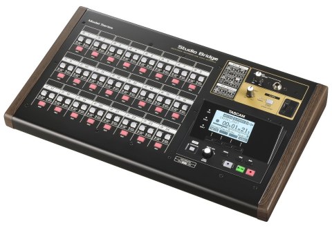 Tascam Studio Bridge - 24-ścieżkowy rejestrator dźwięku / interfejs audio/MIDI