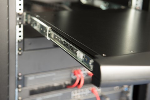 Digitus Konsola modułowa z monitorem TFT o przekątnej 19" (48,3 cm), 8-portowym przełącznikiem KVM & touchpadem, klawiatura amer