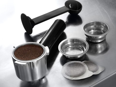 Ekspres kolbowy DeLonghi Dedica Style EC 685.R (1300W; kolor czerwony) (WYPRZEDAŻ)