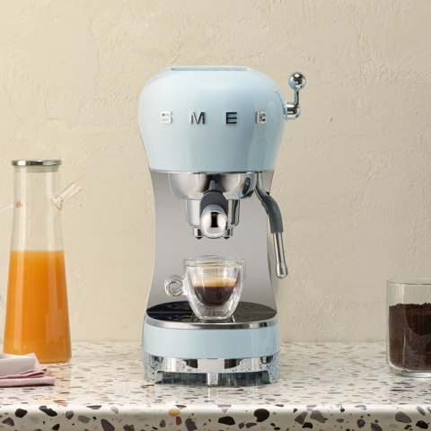 Smeg ECF02PBEU Ekspres do kawy pastelowy niebieski