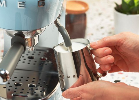 Smeg ECF02PBEU Ekspres do kawy pastelowy niebieski
