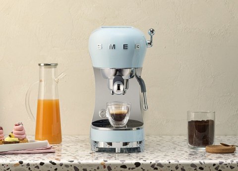 Smeg ECF02PBEU Ekspres do kawy pastelowy niebieski