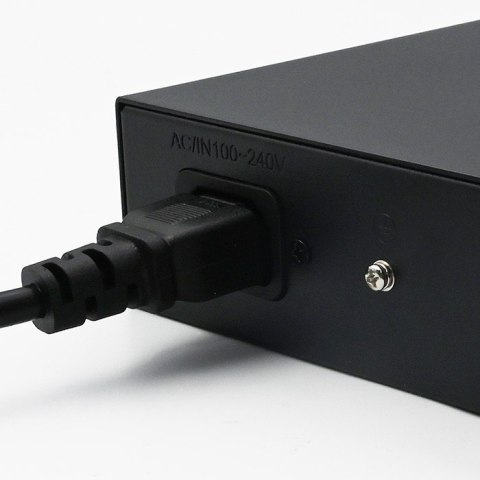 Qoltec Przełącznik sieciowy SWITCH FAST Ethernet PoE | 16x RJ45 10/100 Mb/s | 2x RJ45 Uplink 1000 Mb/s | 1x SFP 1000Mb/s