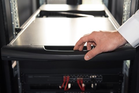 Konsola modularna KVM 19'' LCD TFT, 8 portów VGA, touchpad, klawiatura GE, czarny