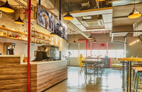 Uchwyt sufitowy do 2 wyświetlaczy LCD - Plastik, Aluminium, Stal, Srebrny - Rozmiar ekranu: 114.3-139.7 cm (45-55'')