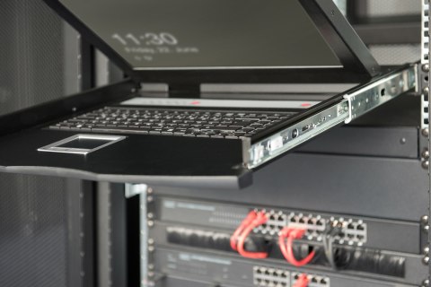 Digitus Konsola modułowa z monitorem TFT o przekątnej 19" (48,3 cm), 8-portowym przełącznikiem KVM & touchpadem, klawiatura amer