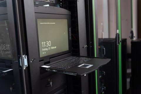 Digitus Konsola modułowa z monitorem TFT o przekątnej 19" (48,3 cm), 8-portowym przełącznikiem KVM & touchpadem, klawiatura amer