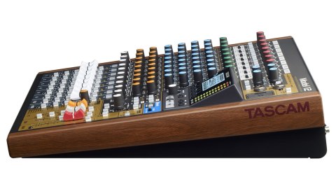 Tascam Model 12 - 10-kanałowy mikser z 12-ścieżkowym rejestratorem (OUTLET)