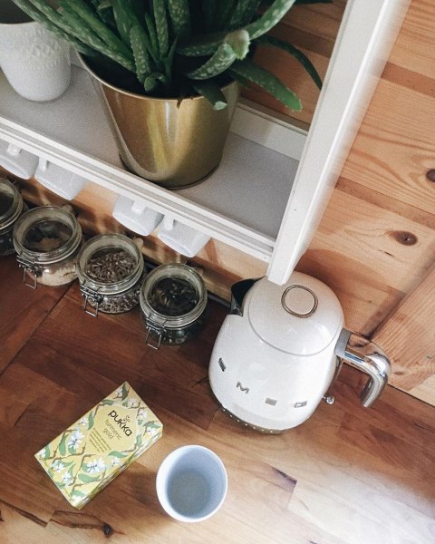 Czajnik elektryczny SMEG KLF04CREU kremowy