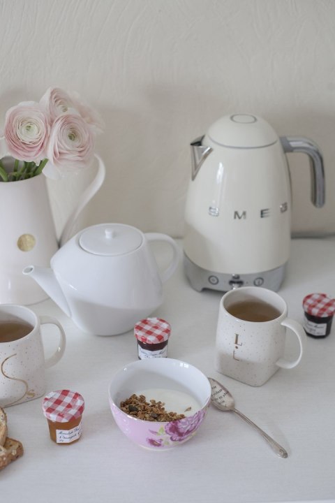 Czajnik elektryczny SMEG KLF04CREU kremowy